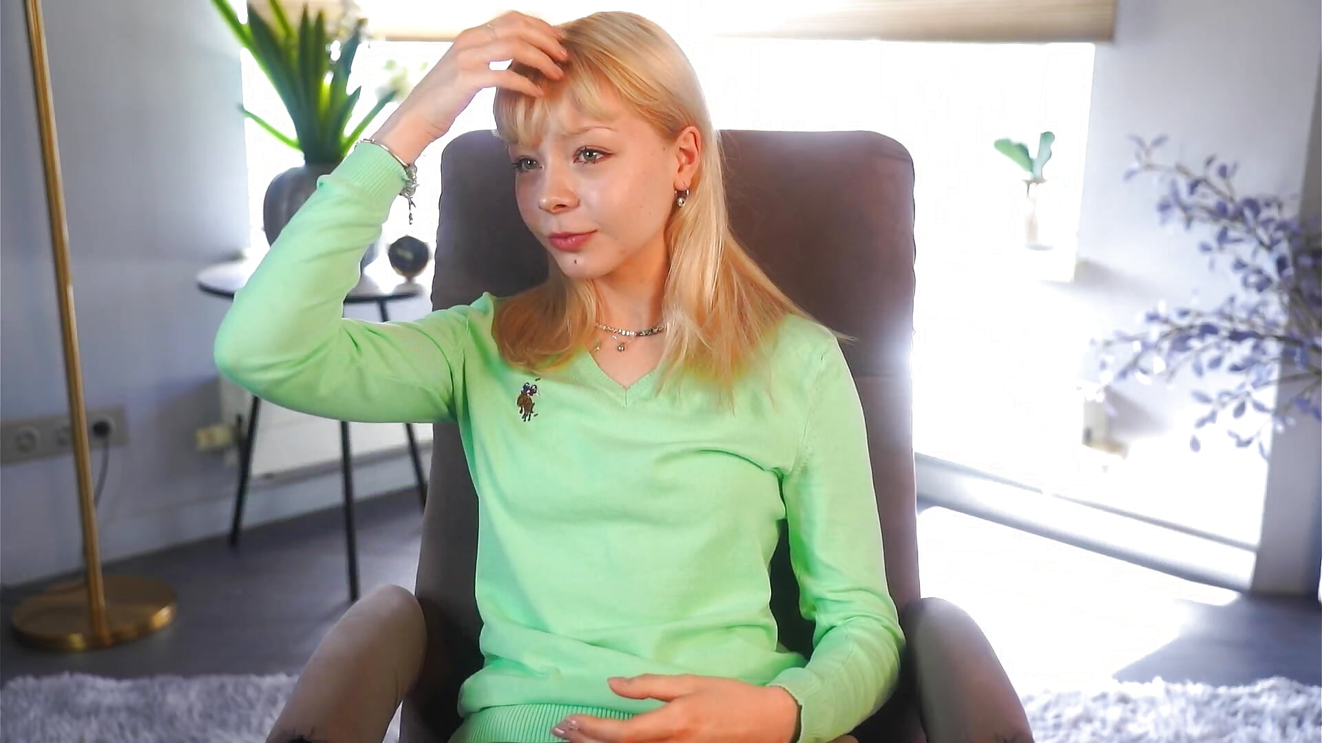 First one - 視頻由 TisaWasner 主播提供