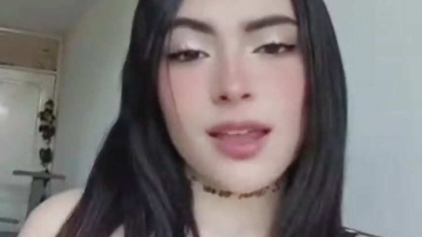 Besos suaves que cuentan secretos 💋🌸 - Vídeo de Alasska_Queen, modelo de vídeos