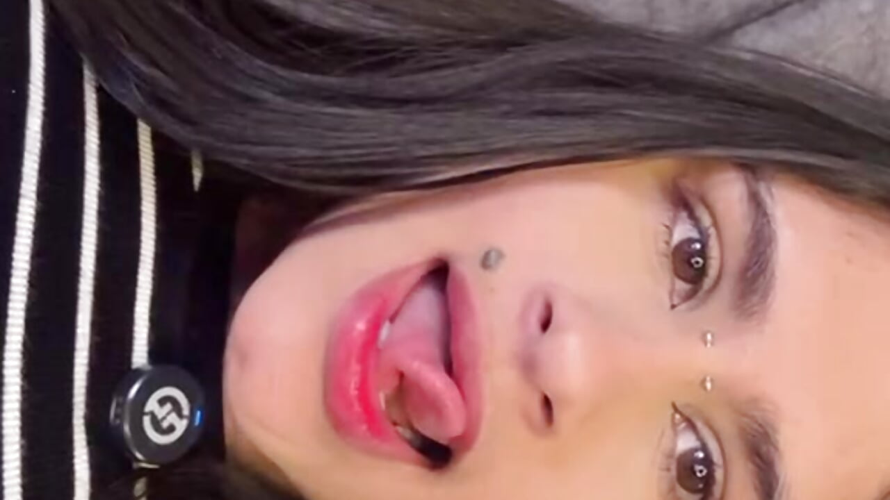 Movements with my tongue - video Cleopattra kameramallilta