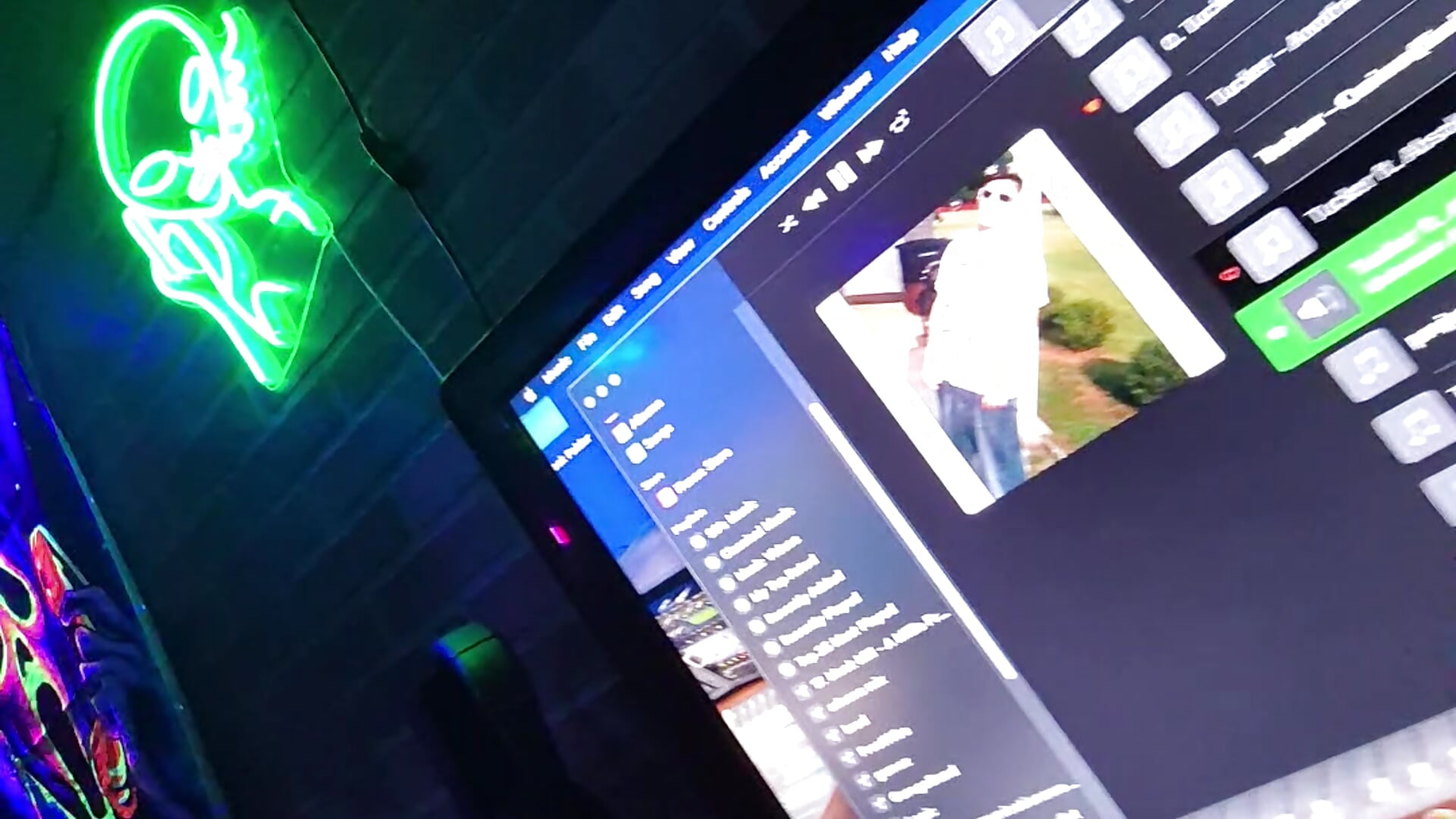 Crank it up - vidéo du modèle de showcams chronic_vibez