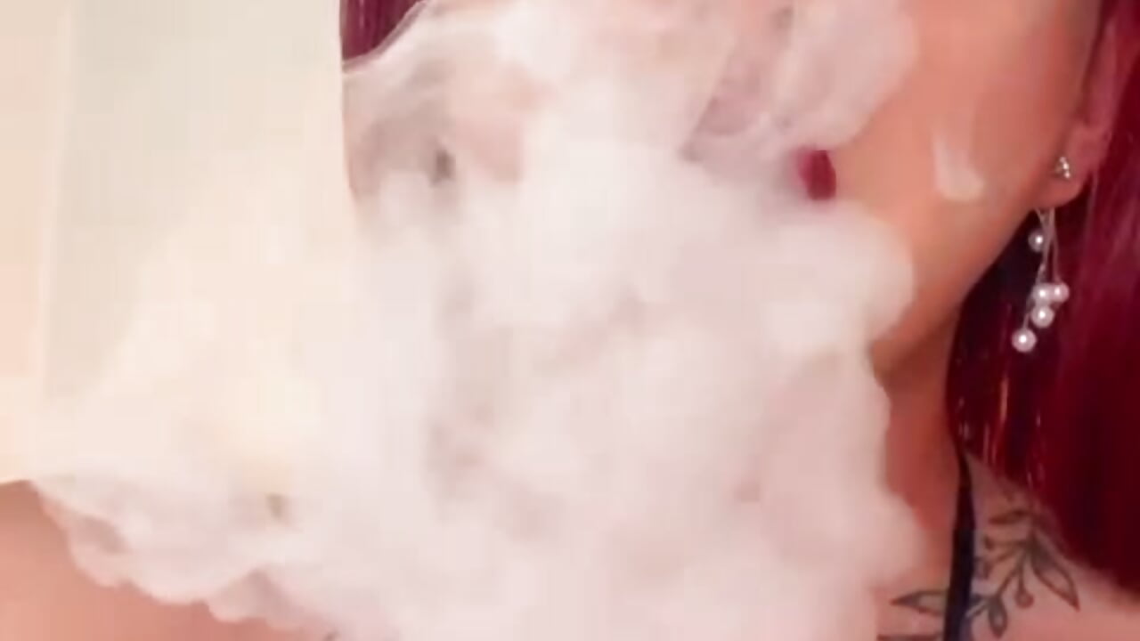 A little smoke! 🔥 – video modela na kameri StifannyCoopper