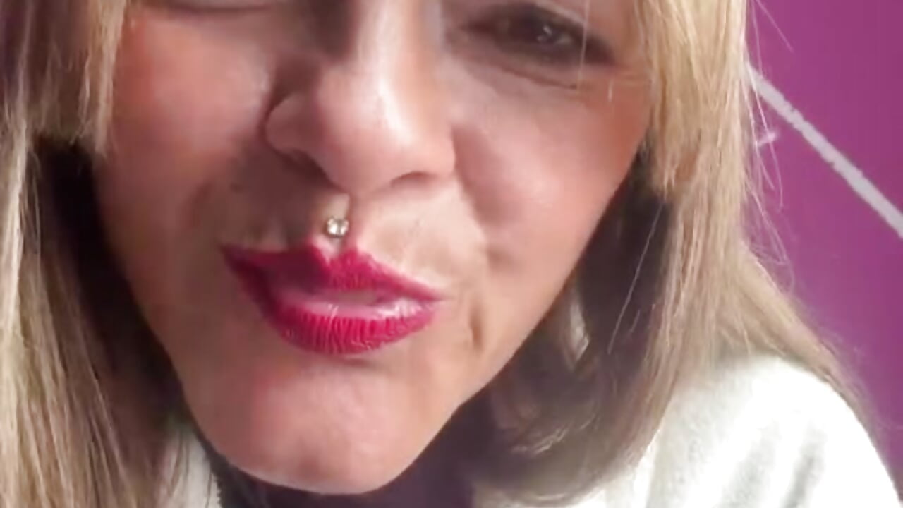 Your small cock fits in 2 fingers - video di CarolMis_79 modella di cam