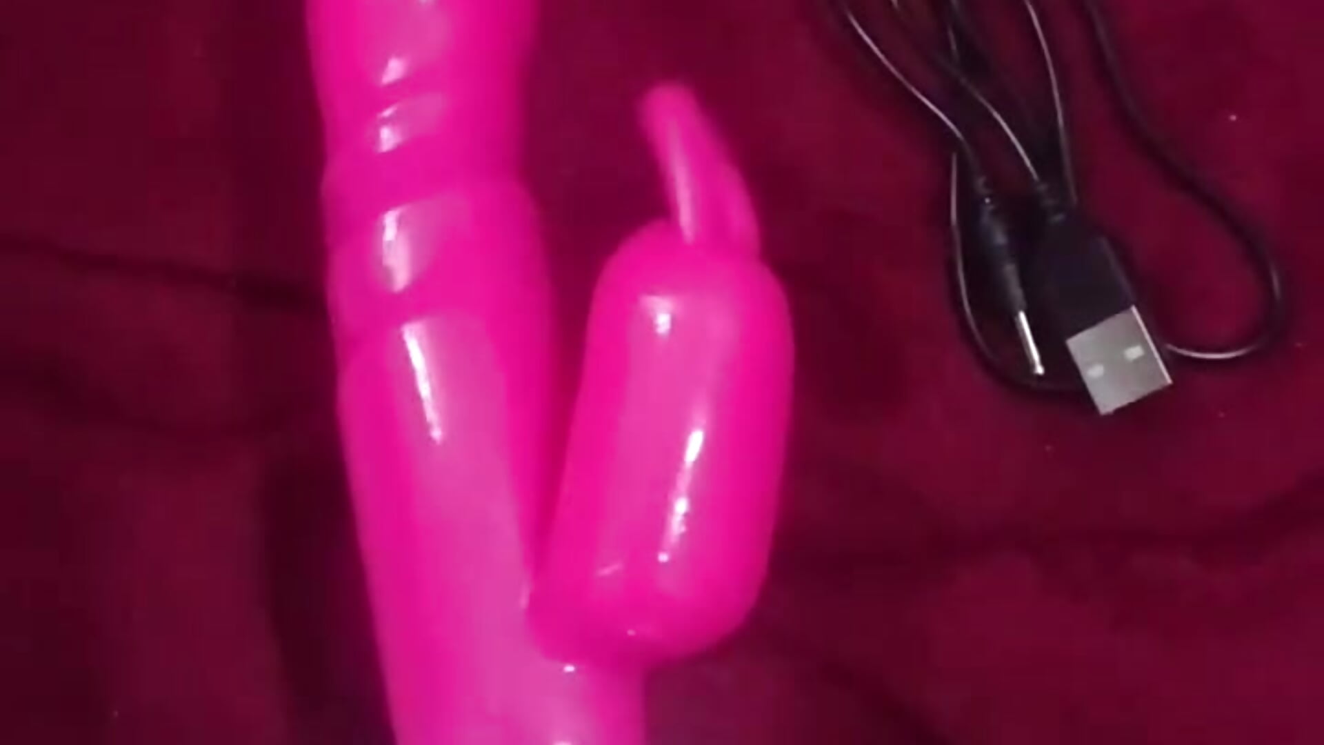Vibrador Novo Que Massageia a Ppk Por Dentro e o Clitóris, tem 8 vibrações e é recarregável. - vidéo du modèle de showcams sereiaametista