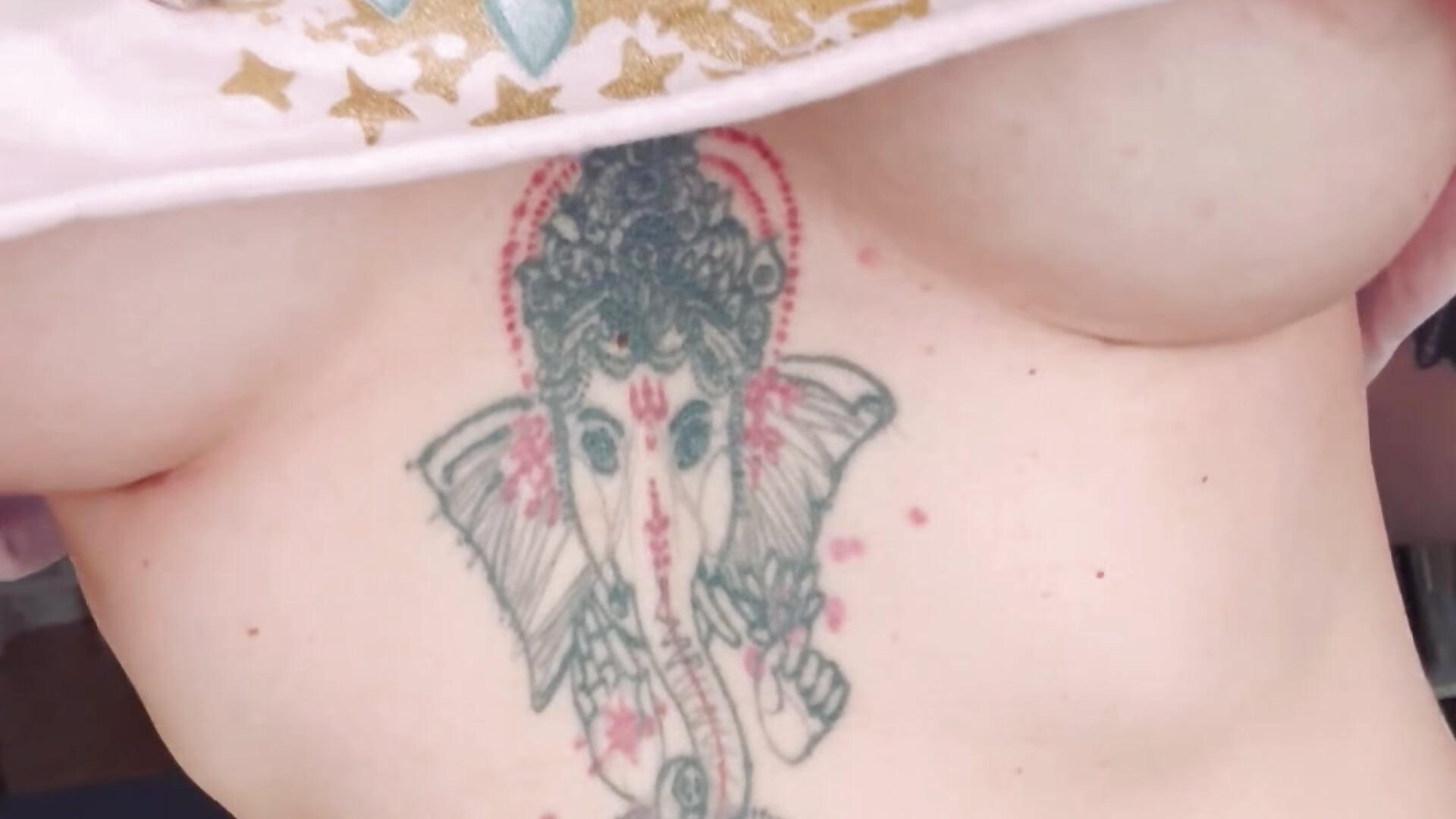 Kein Glitzer für Nzis! Boobie wiggle