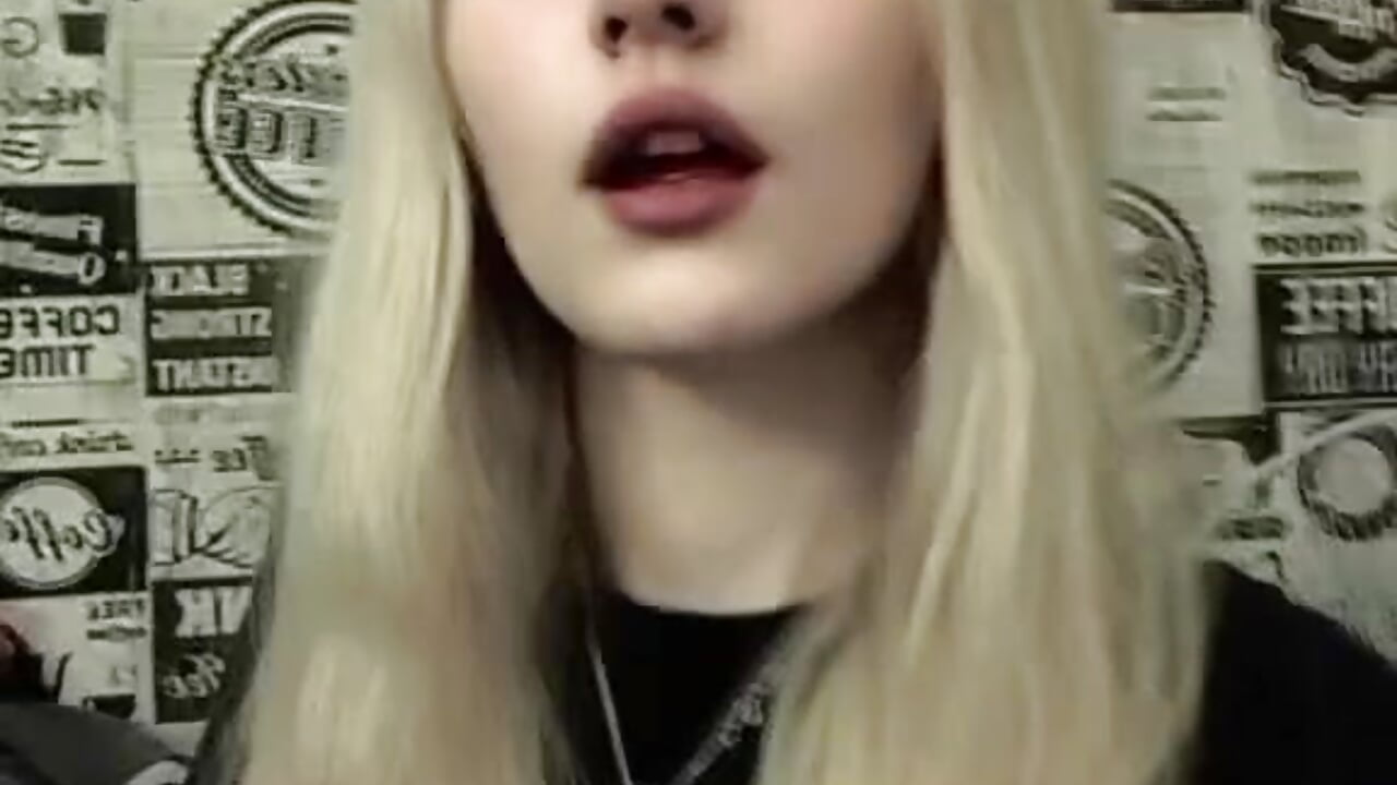 Let's add some lip syncing for variety😊 - clip cu LeaLamour model videochat