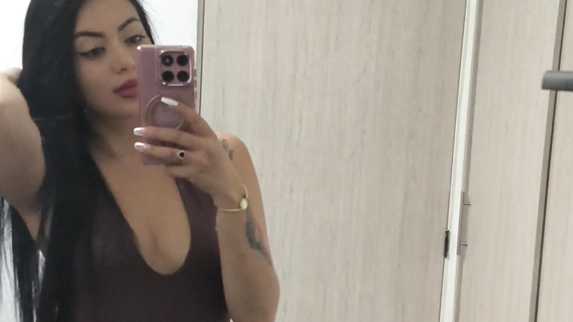 Weekend outfit—do you like it? - video oleh model kamera LeilaScott