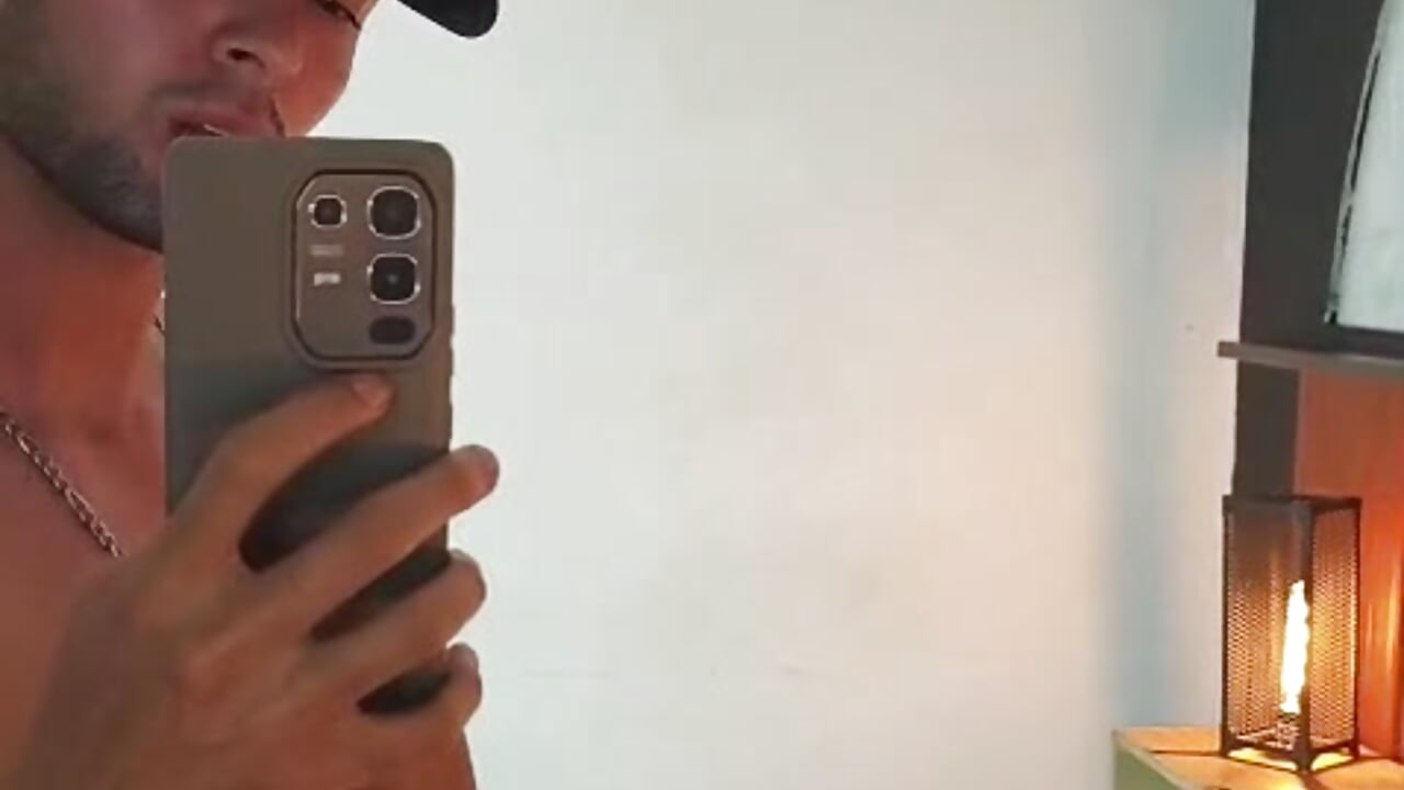 Ian_Valenti – popularni video modela na kameri 8517