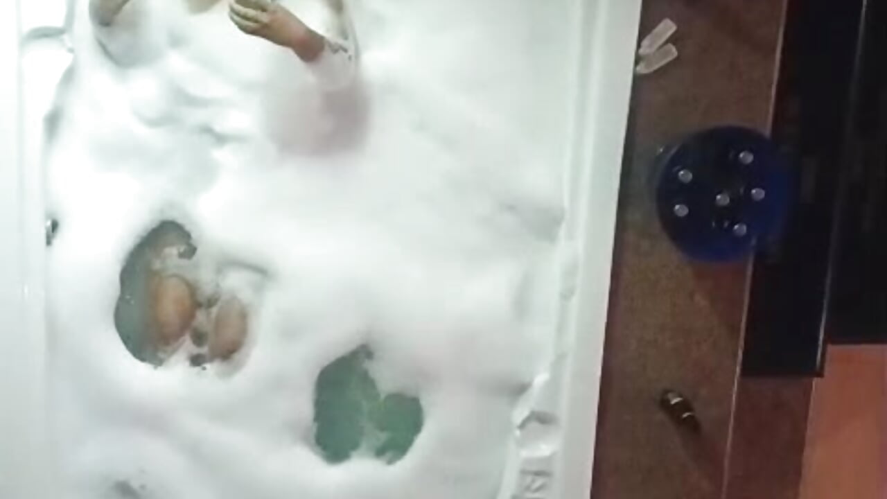 Im in my delicius bathtub/Venha comigo para a minha deliciosa banheira. - video van CloeLima cam-model