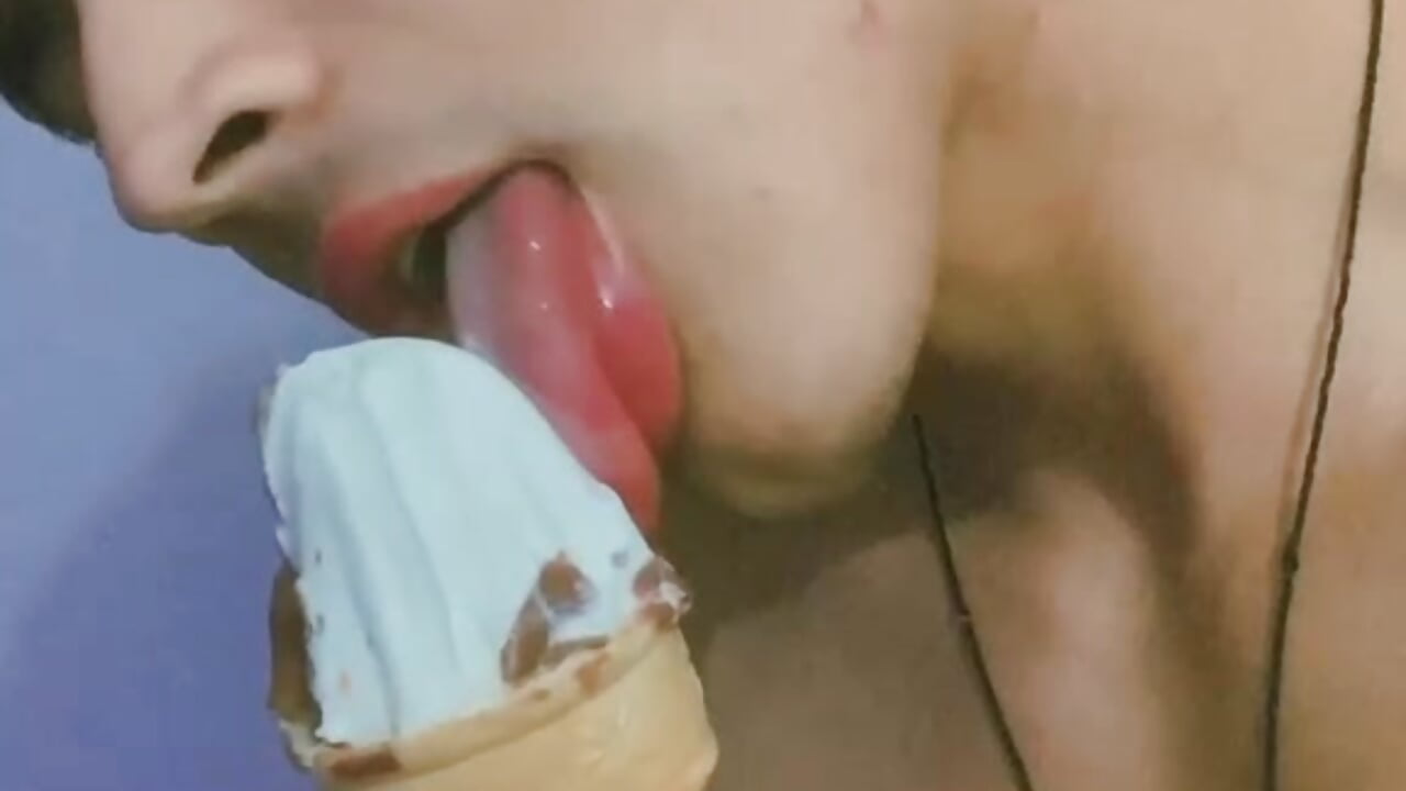 Do you like how I lick the ice cream? – video od webkamerové modelky LucaAlessi