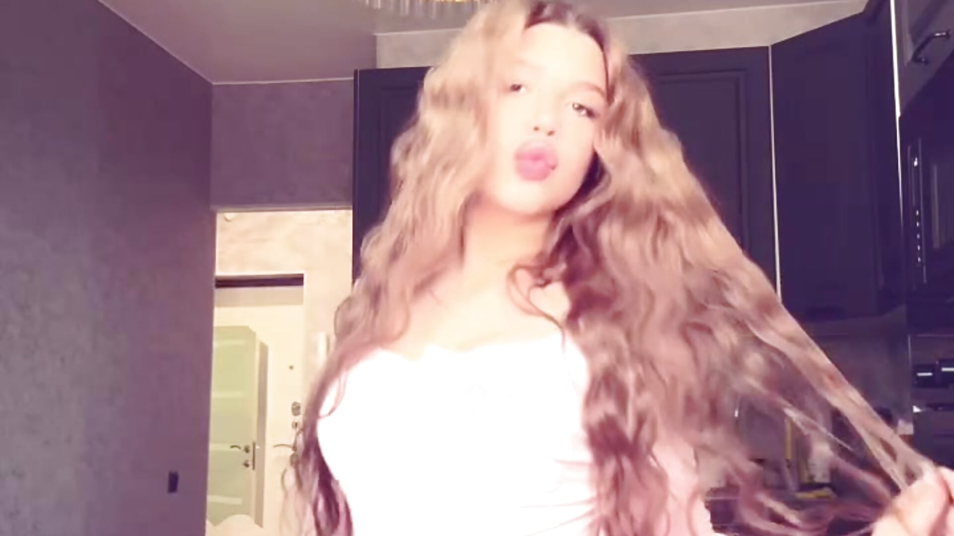 Whisper of passionate lips😘 - video của người mẫu cam DelenaRines