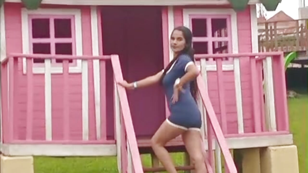 Nice day in the field - clip cu Emilycollson27 model videochat