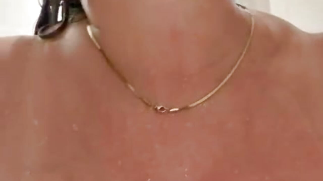 Evie in hot shower – видео вебкам-модели Misevie