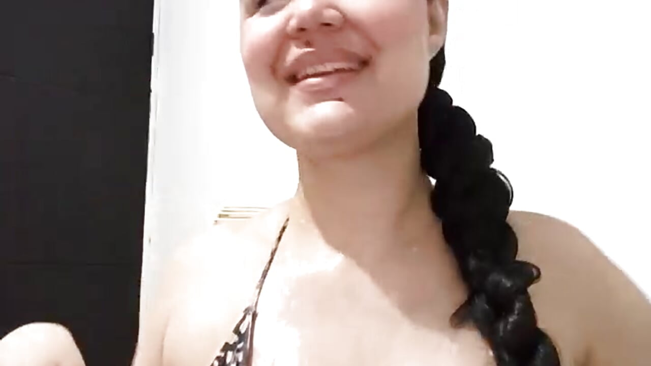 Look my tits in oil - video di TrixieRosse modella di cam