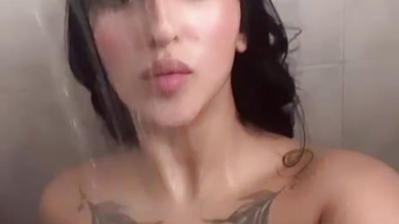 shower – video modela na kameri _MileyRoss