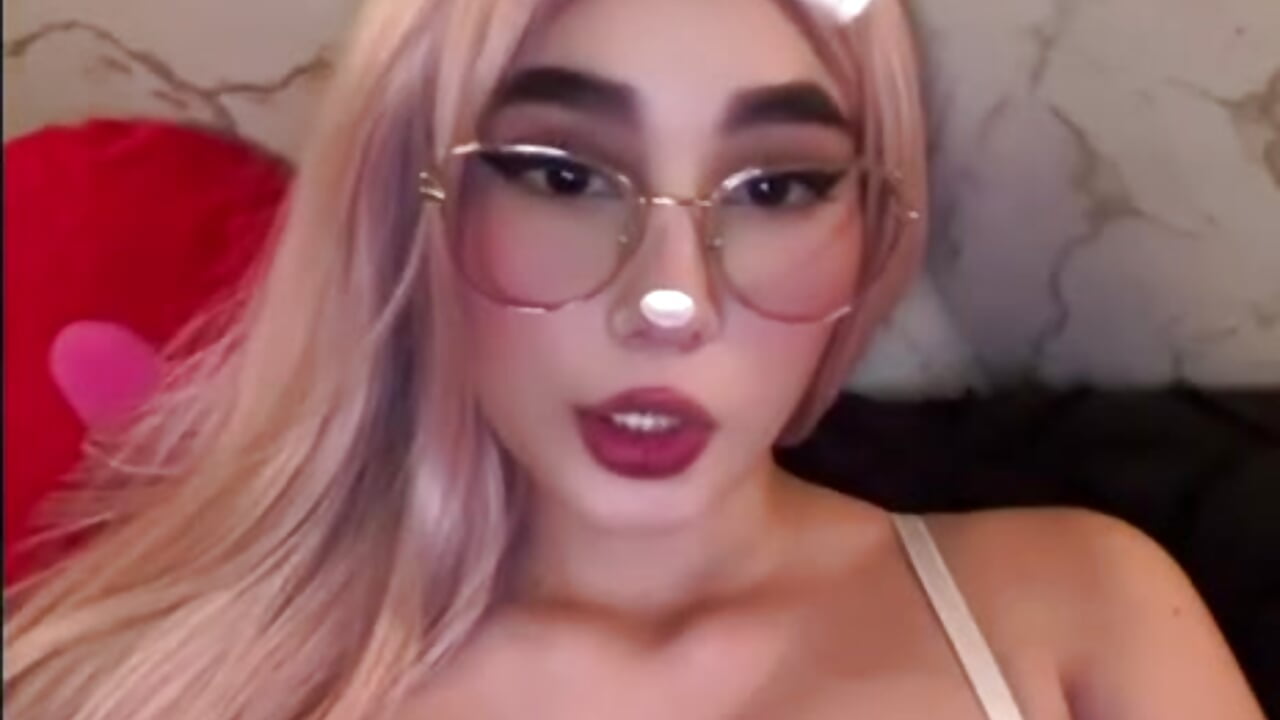 Someone told me that bunnies only ate carrots! 🥕✨ - video by aria_doll cam model