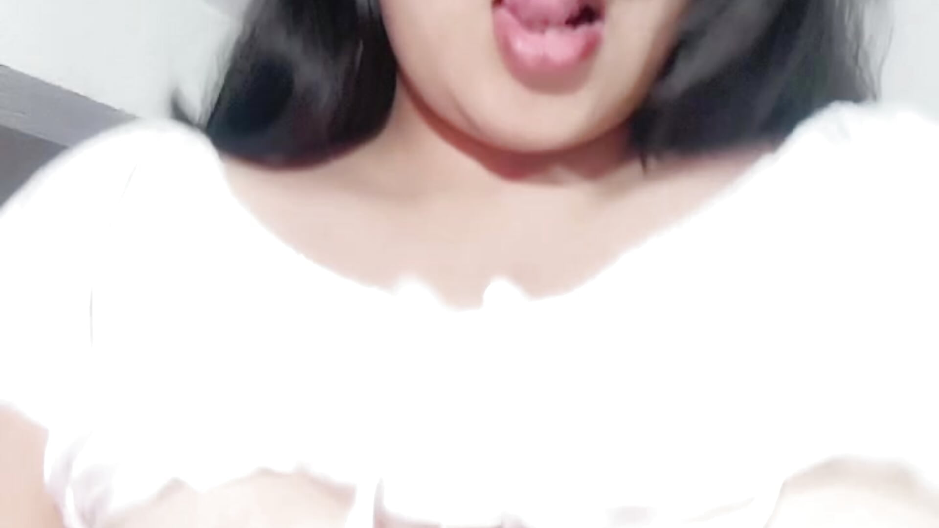 Lengüita a las tetitas ricas - video by MorriganRosee cam model