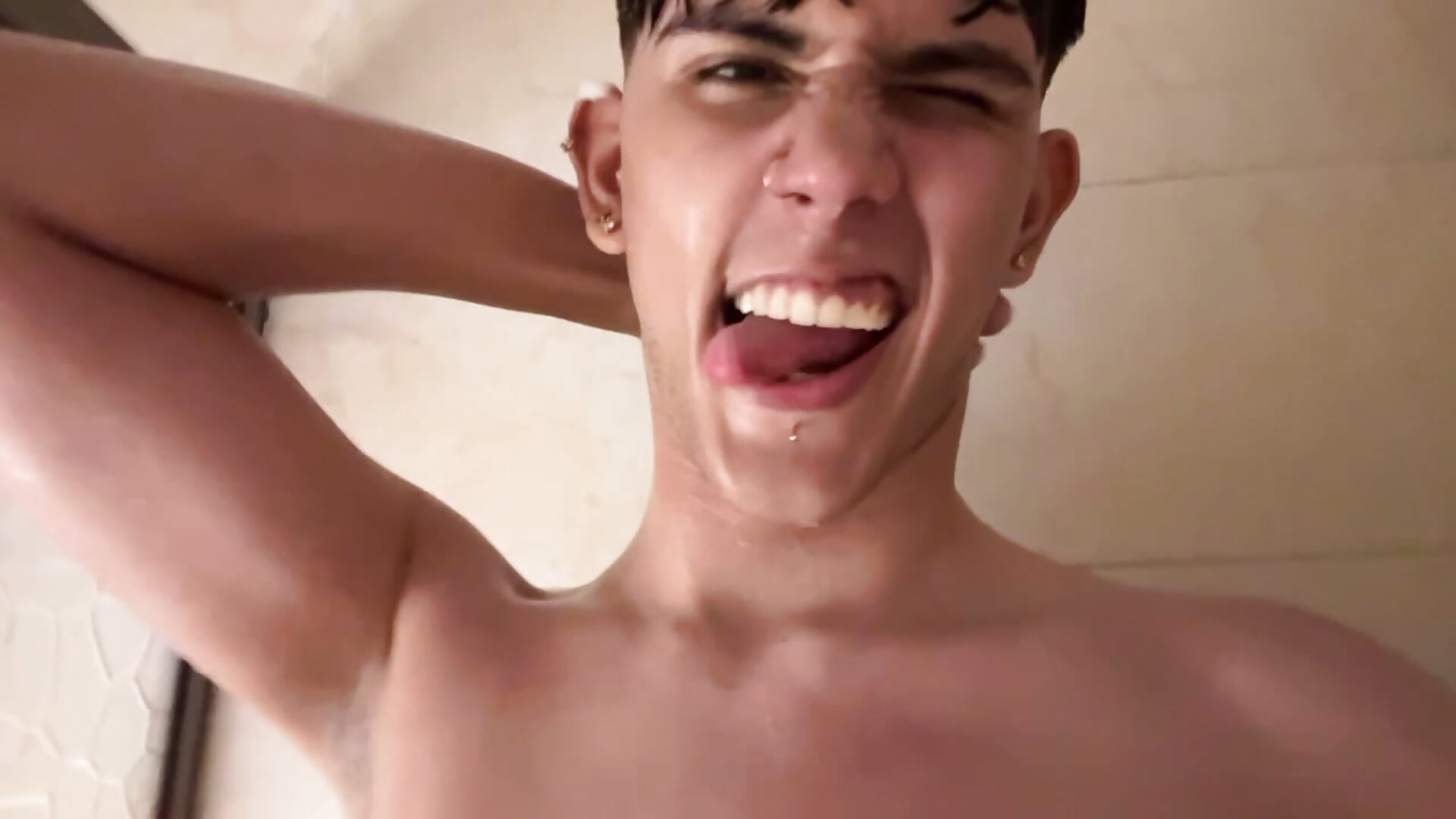 Come and take a bath with me! 🙈 - video av Poison_Boys cam model