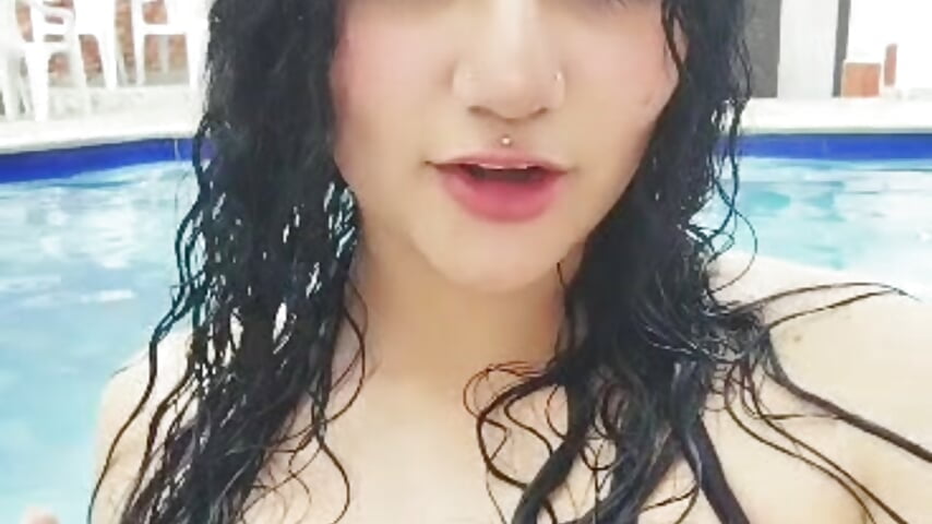 Daring swimming pool 😉 - βίντεο μοντέλου skarlettmoon