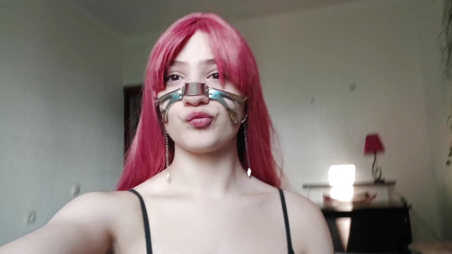 Julie smokes – video modela na kameri TwilightGrooves