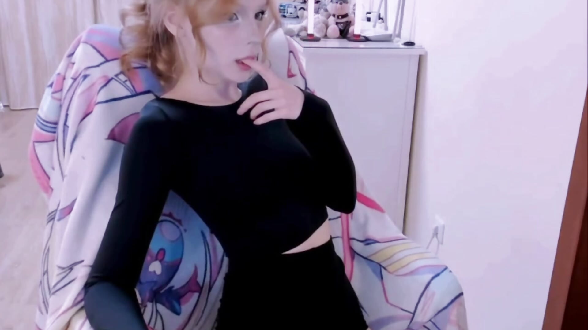 1634722752893543234 - video van claire_bennett_ cam-model