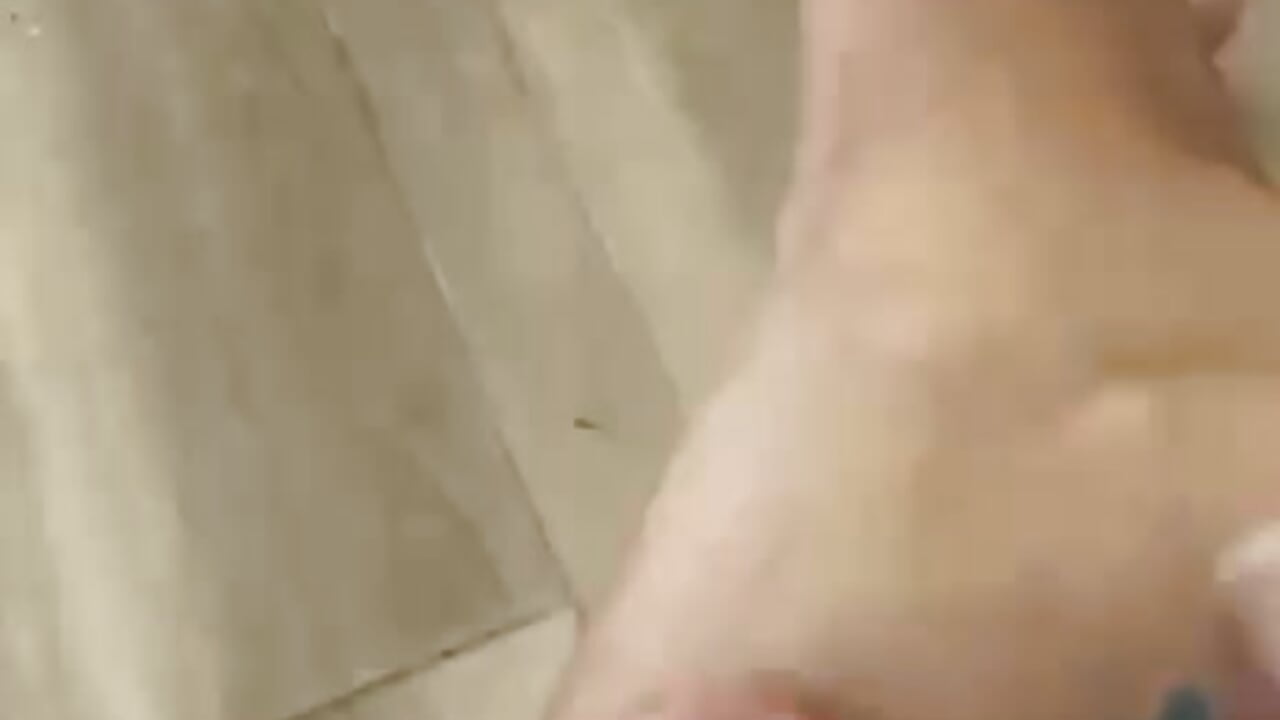 Untando aceitito pie derecho