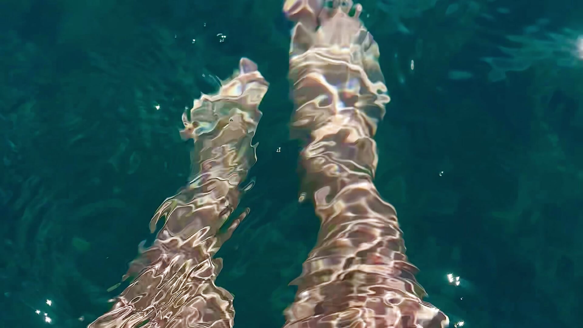 I'm splashing my feet in the sea. - video oleh model kamera ReginaRose