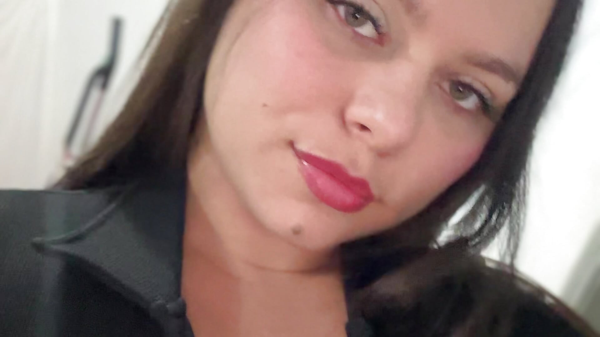 a little kiss for you - video by Sarita_21 cam model