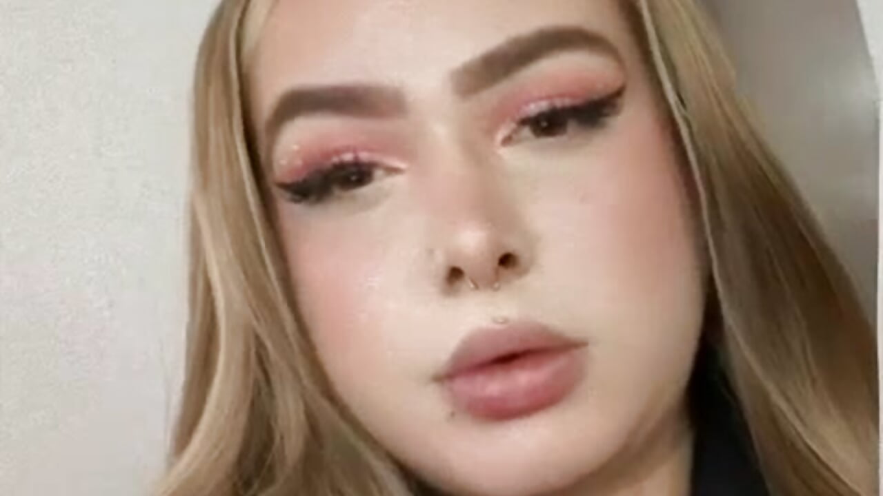 Welcome to my room - video oleh model kamera AnneVanHelsing