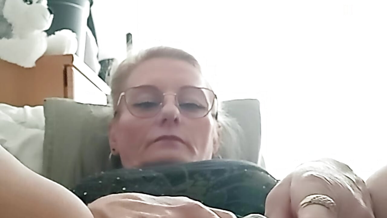 Ráno, dostala jsem chuť 💦Miluju si honit kundičku a u toho si pořádně zavzdychat🫦