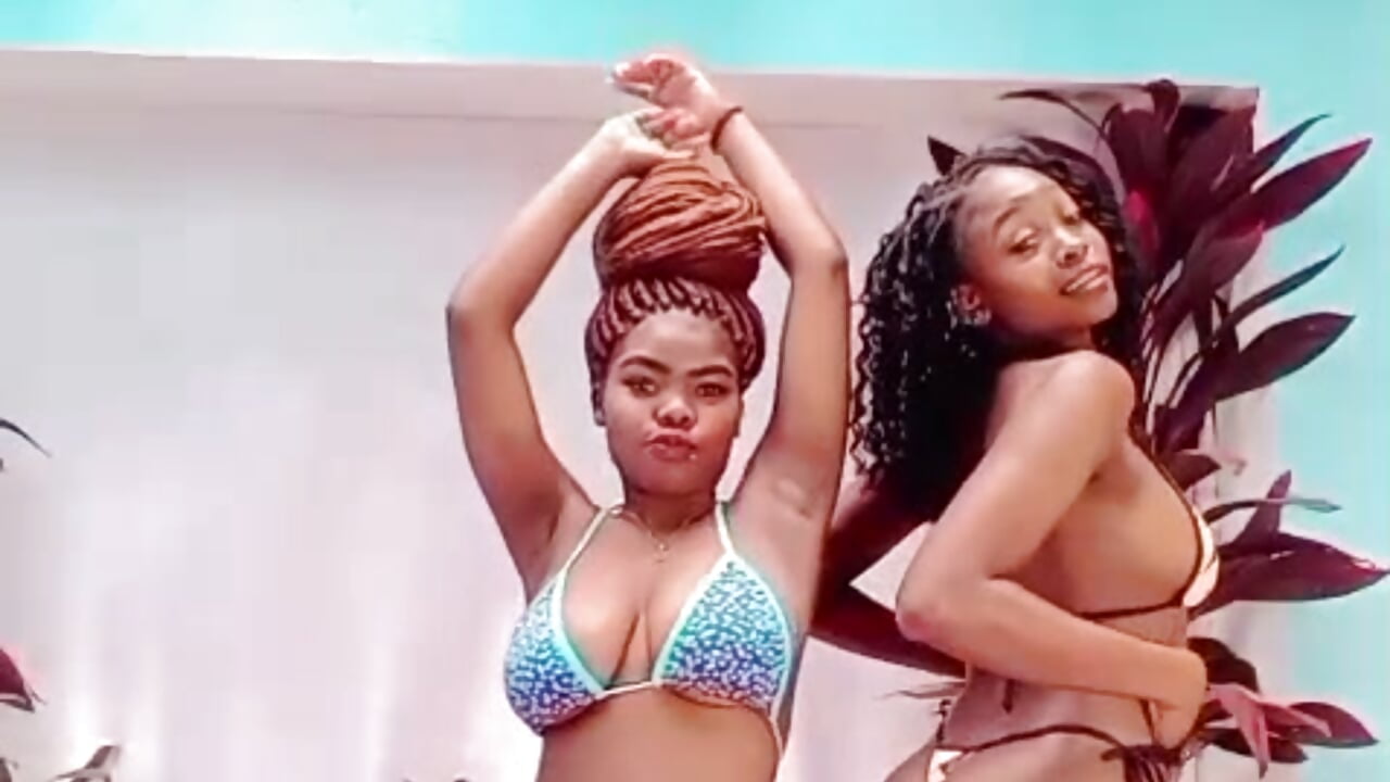 PARTY POOL HOT 💦💙 - video by Nicolcollet cam model