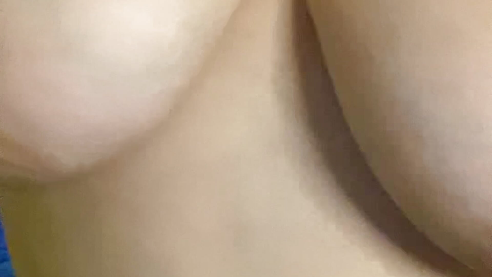 Taking care of my nipples close to cam 🤭 - vídeo de MilaSweetie modelo de câmara