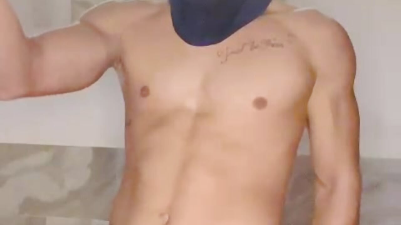 Practicing for my first broadcast - video van Emcapuchado_Josee cam-model