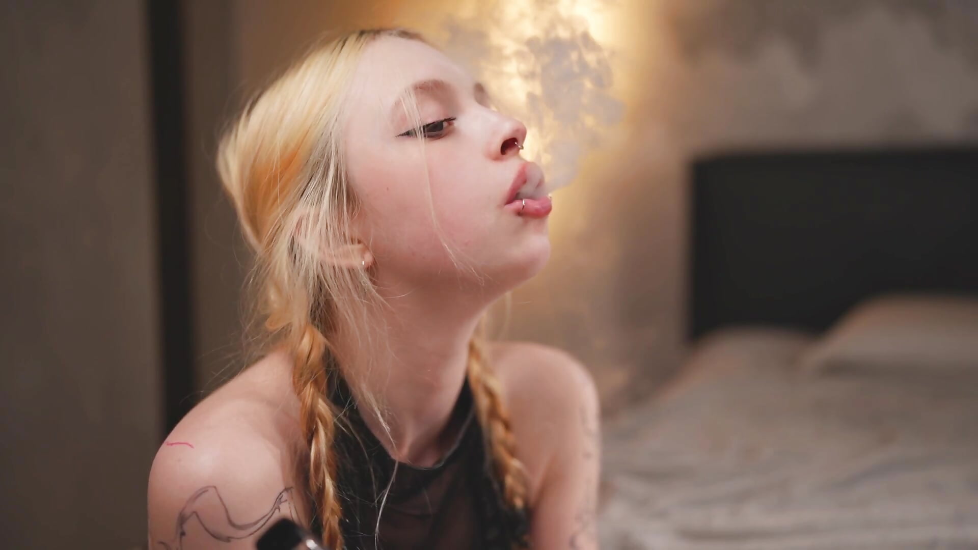 Sexy smoke - clip cu ElvenCat model videochat
