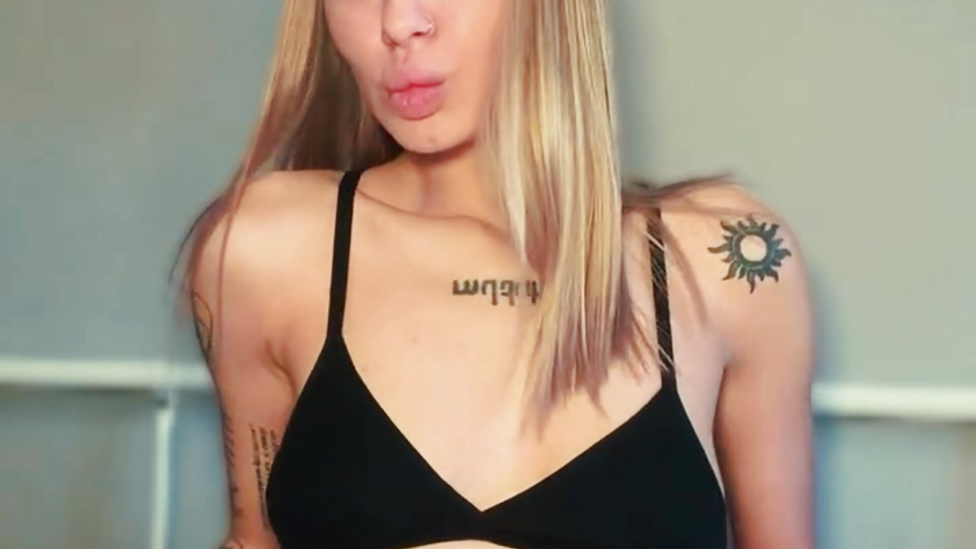 промо - βίντεο μοντέλου leyaaftermidnight