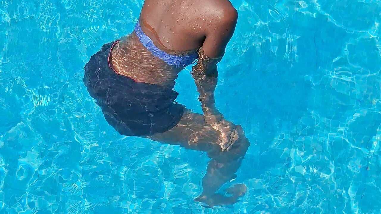 Tweak in the pool - video by M4melanine