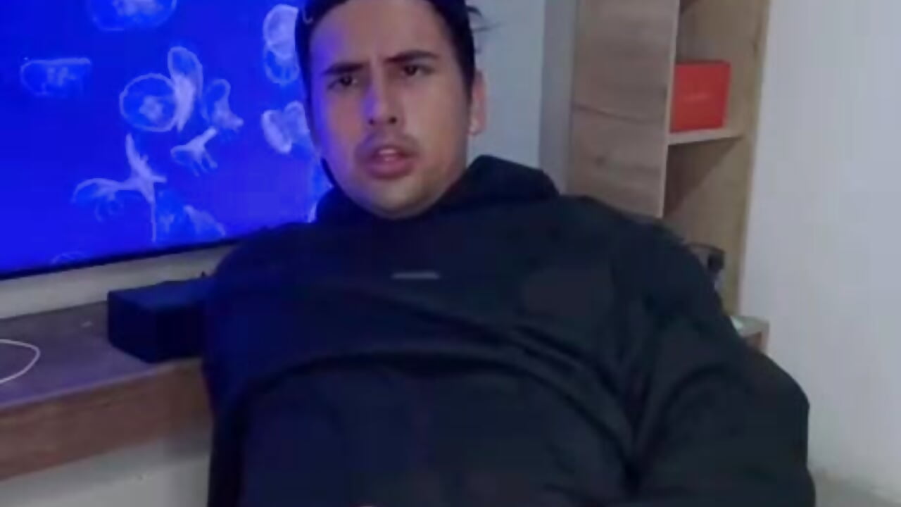 a little dick tug for you - video van AdrianEmpire cam-model