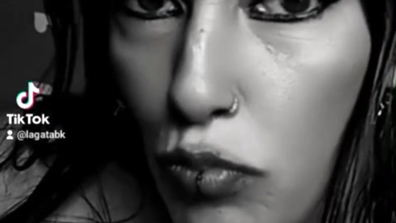 look at me💜💛 – video modela na kameri La-gata-