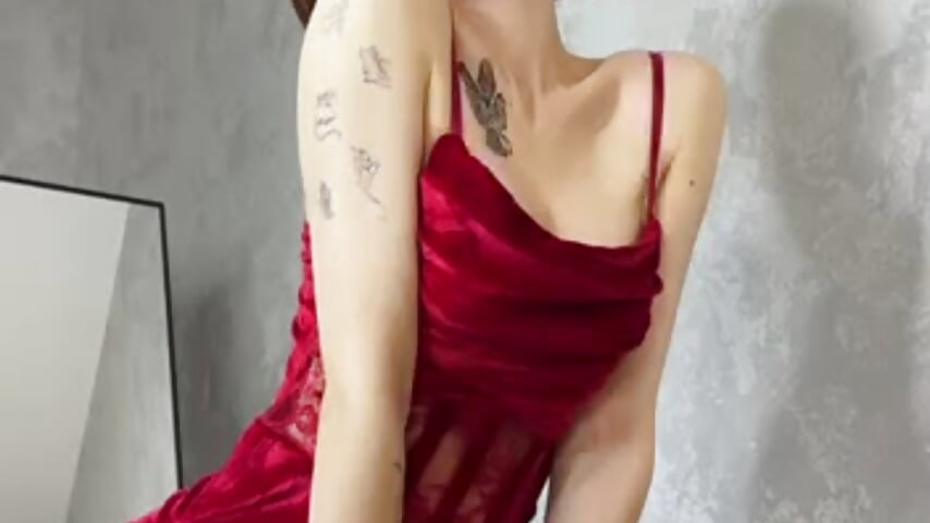 Red is my favorite color it reminds me of passion – video modela na kameri Milena_Milyan