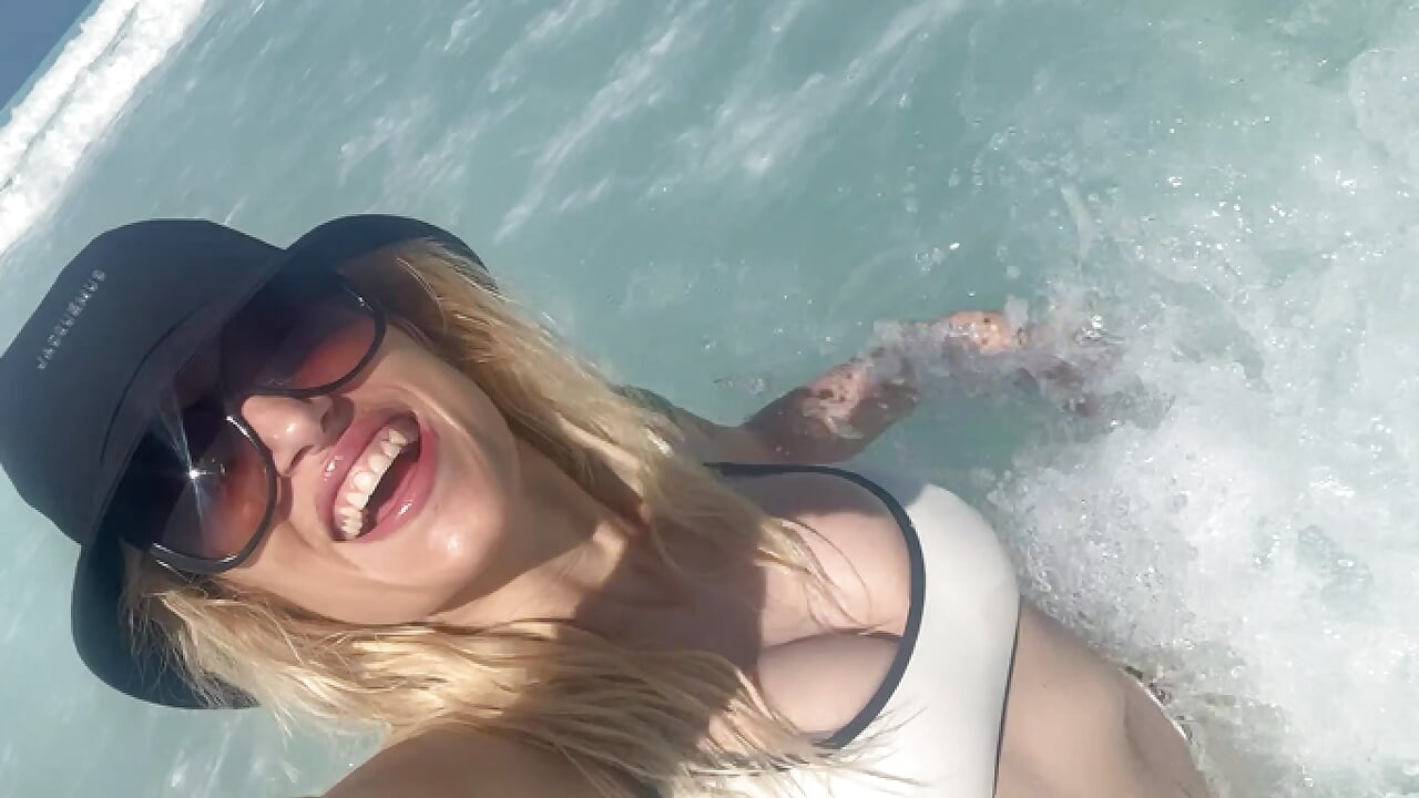 Hard nipples enjoying the sea 🌊