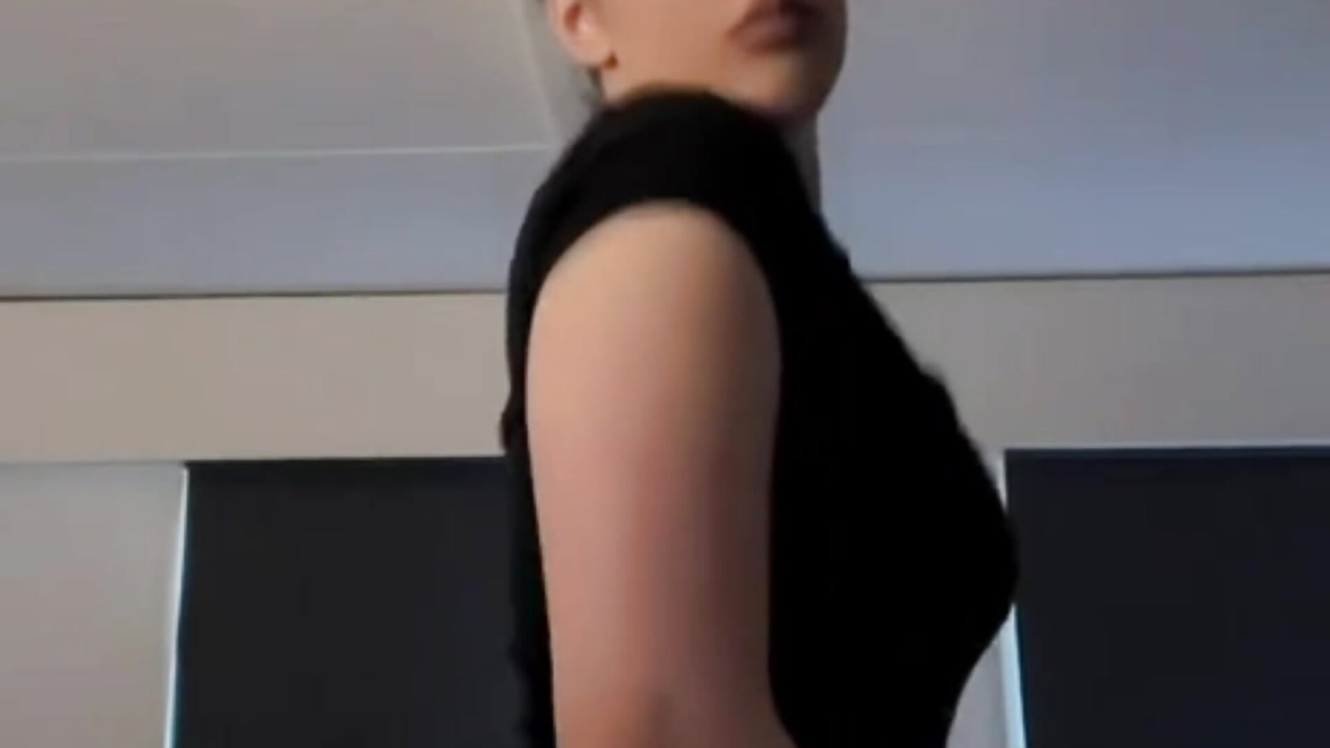 >< – видео вебкам-модели HazelHayesss