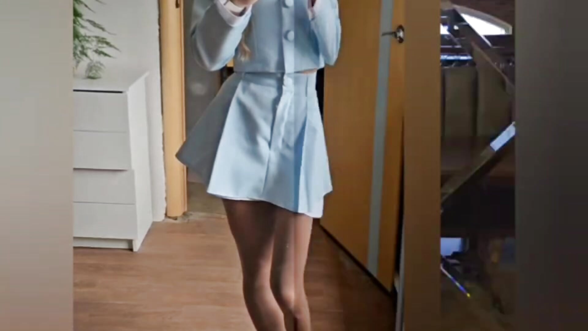 Short skirt – video modela na kameri Severina7