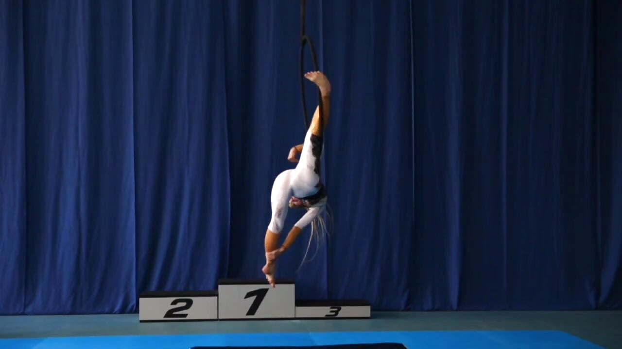 Aerial gymnastics – video modela na kameri Severina7