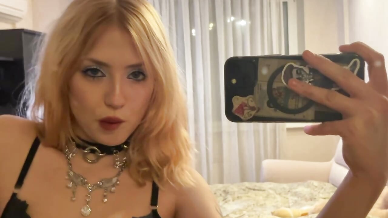 mmmmm – видео вебкам-модели CandyElfie