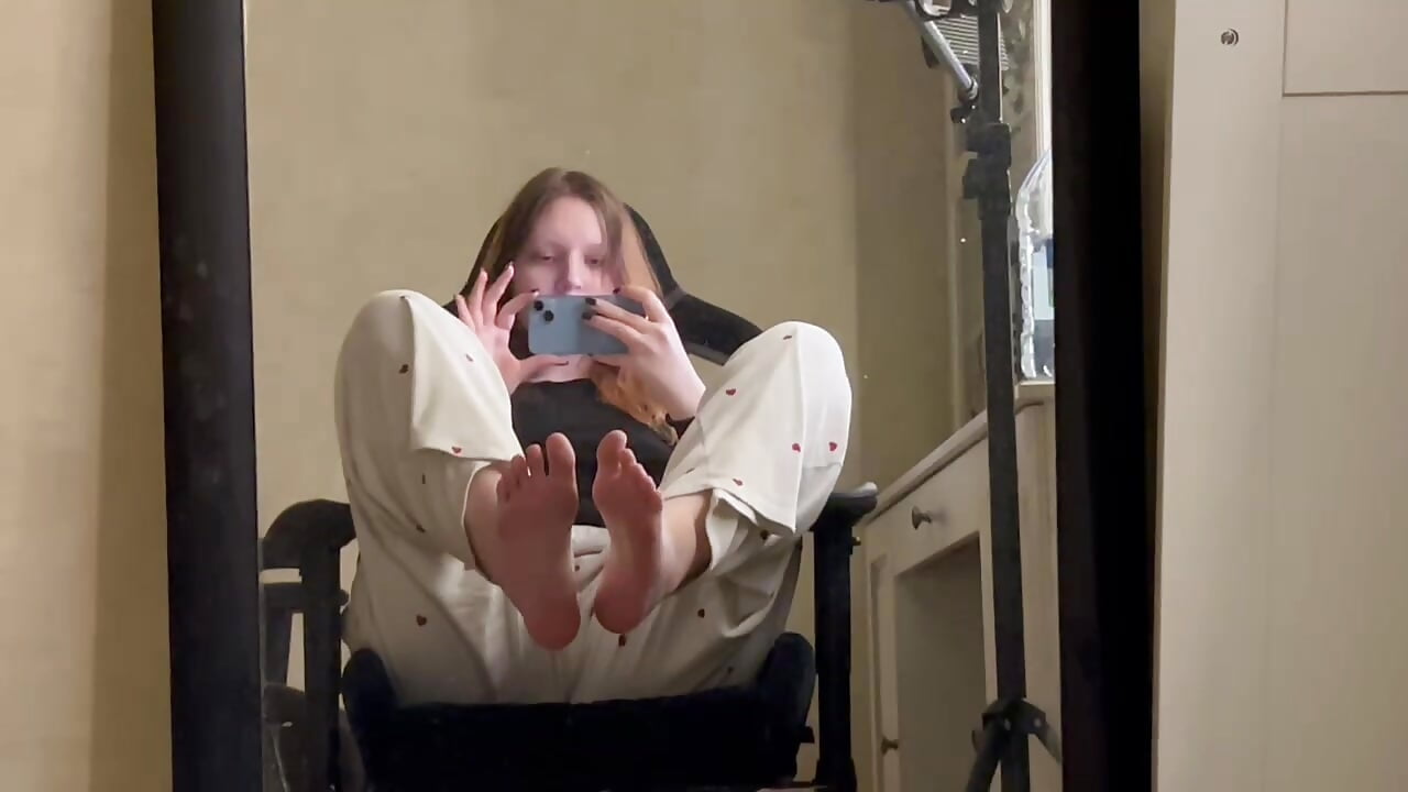 Adorable feet🐾 - βίντεο μοντέλου YouHoldMee