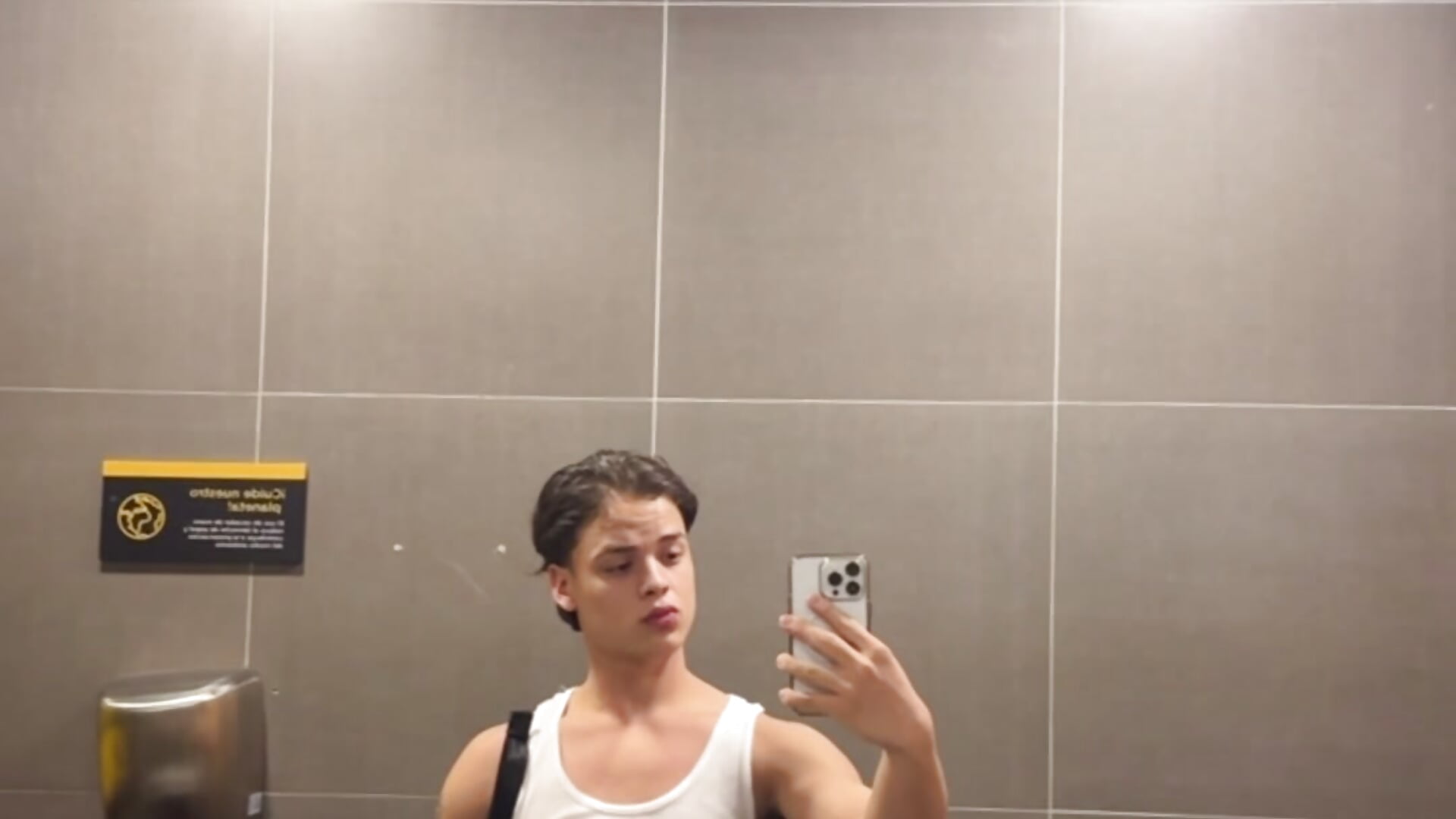 0B701167-08D2-4FD1-BC1B-B2102E979E3A – video modela na kameri Ethanmonroe1