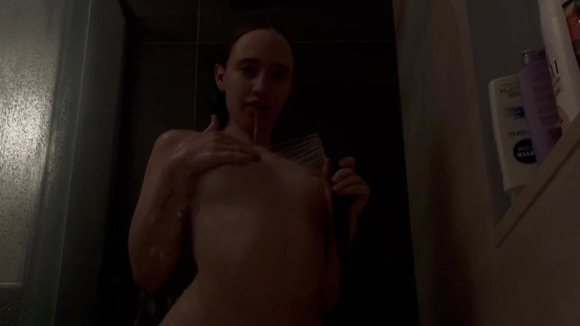 Sex shower – video od webkamerové modelky DarkMirel