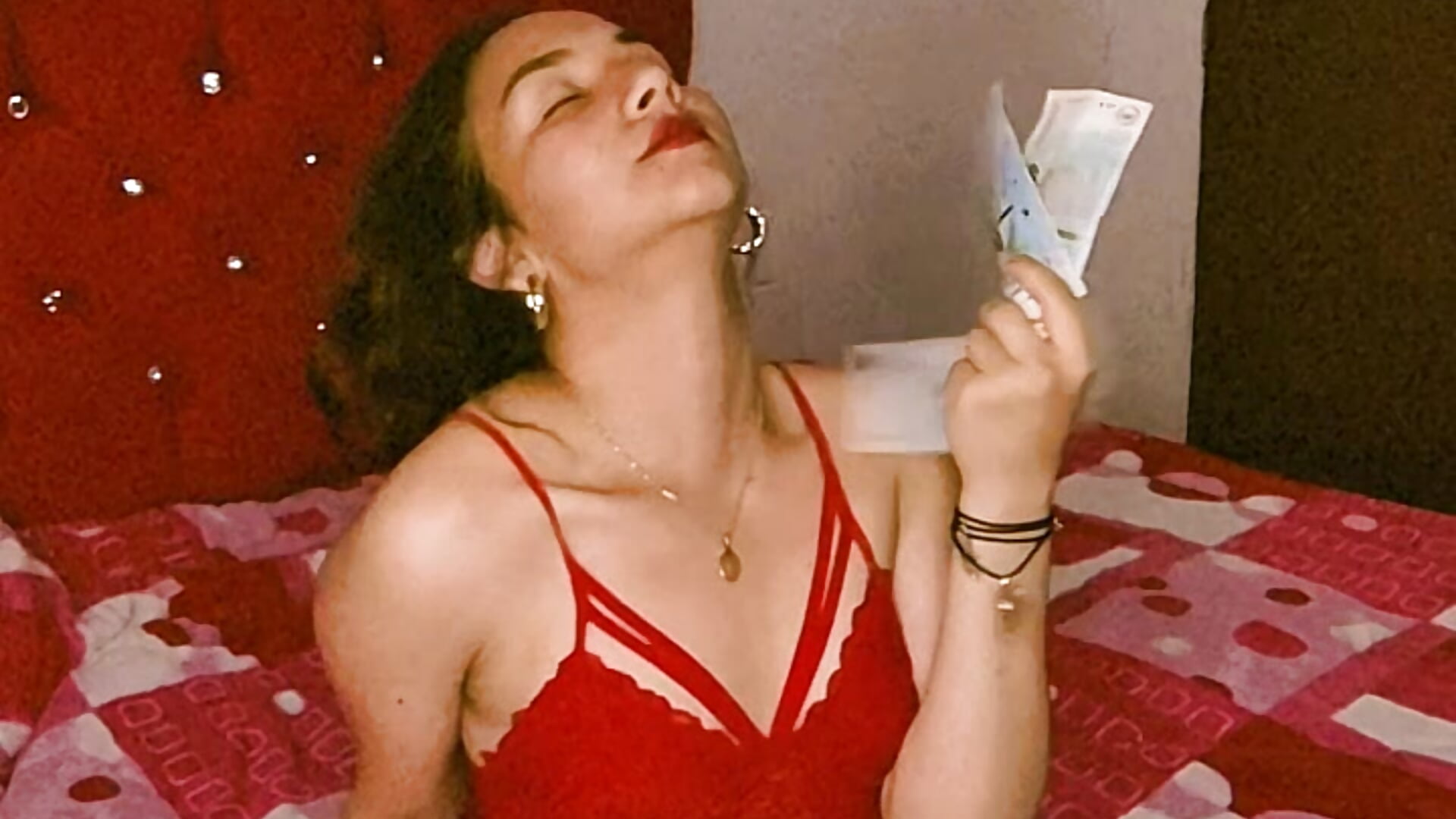 I’m happy with facts and money; words bore me - vídeo de Lily_Owns modelo de câmara