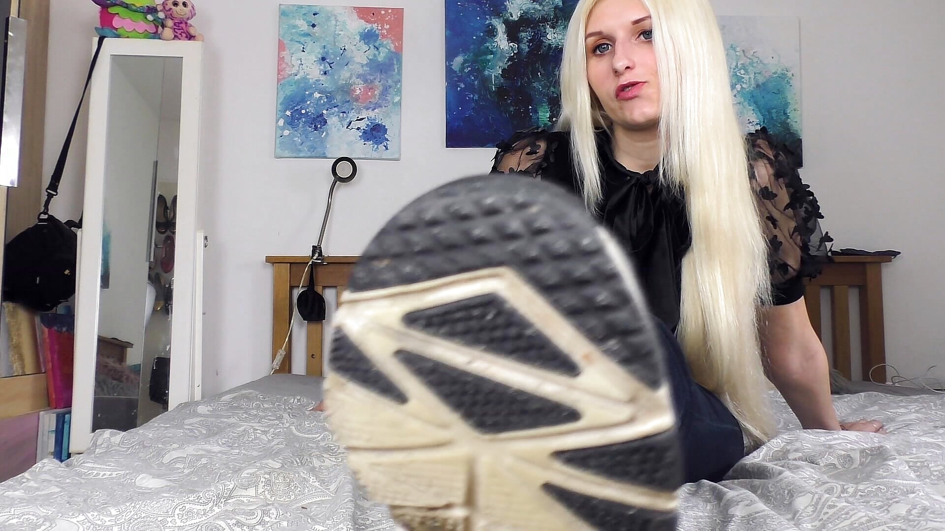 Sweaty Sneakers Socks and Feet JOI - Video von barbiplaymate Cam-Model