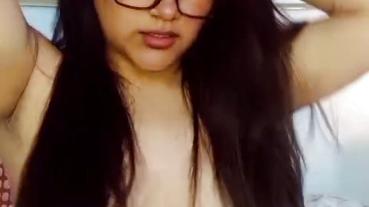 Tits Play – video modela na kameri valka_collinss