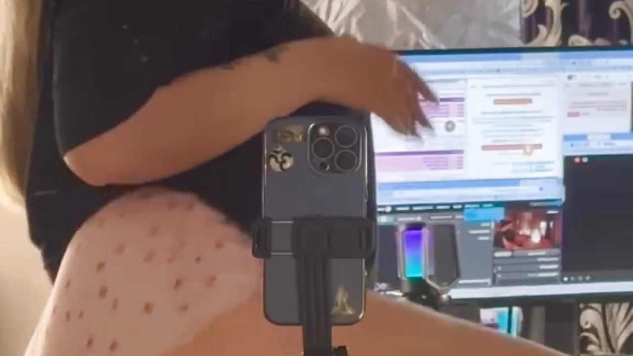 I love getting in the mood for work with music 😜 – video od webkamerové modelky LisaLove3